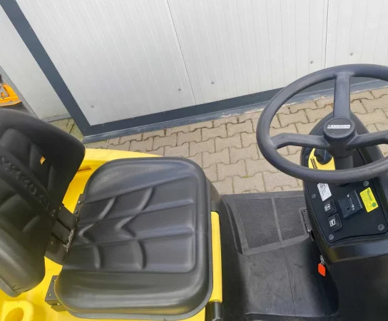 Zamiatarka Karcher KM 100100R Honda Spalinowa - siedzenie