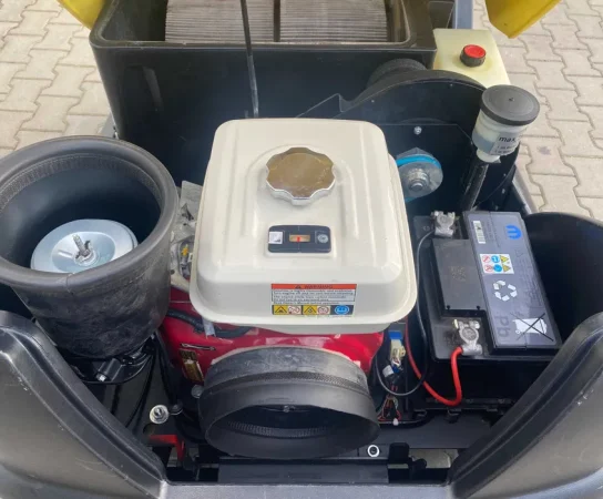 Zamiatarka Karcher KM 100100R Honda Spalinowa - silnik