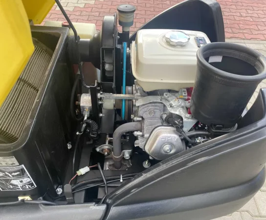Zamiatarka Karcher KM 100100R Honda Spalinowa - srodek